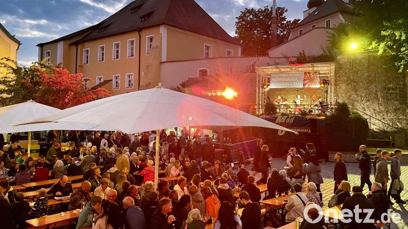Neunburger feiern trotz frischen Temperaturen mit heißen italienischen Rhythmen und warmem Herzen. Bild: Gerhard Götz