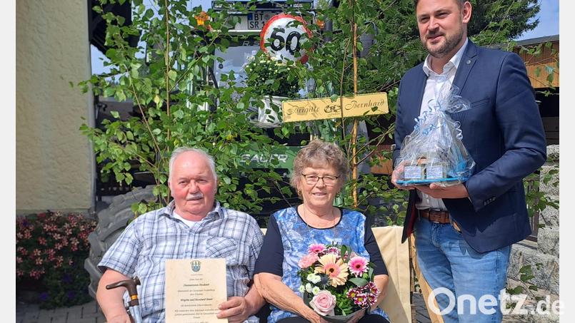 Das Jubelpaar Brigitte und Bernhard Sauer mit dem ersten Bürgermeister Sebastian Voit, der zu den ersten Gratulanten zählte. Bild: gis