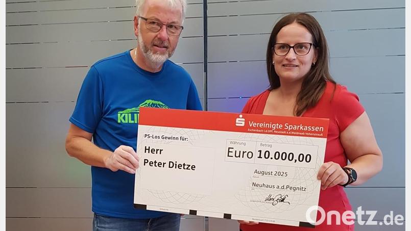 Sparkassenkunde Peter Dietze (links) freut sich über den symbolischen Scheck, den Kundenberaterin Maria Barth übereichte. Bild: Sparkasse