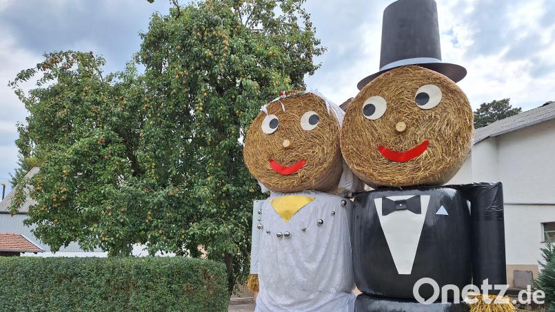 Dieses Hochzeitspaar aus Stroh steht in Schönsee an der Ecke Hauptstraße/Bahnhofstraße und lässt auf ein Happy End schließen. Bild: bl