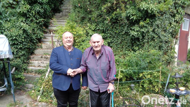 Bürgermeister Peter Dotzler gratuliert Kurt Seuß zu seinem 90. Geburtstag (v.li.) Bild: Peter Dotzler