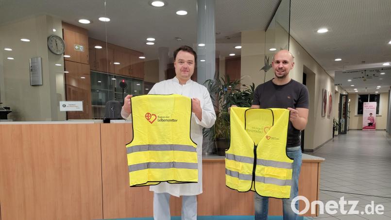 Westen für Lebensretter: Die Regionenverantwortlichen Dr. Thomas Meidenbauer (links) und Dr. Sebastian Morcinek vor dem Abholort der Signalwesten an der Pforte des Klinikums Amberg. Bild: Sebastian Morcinek/Klinikum Amberg
