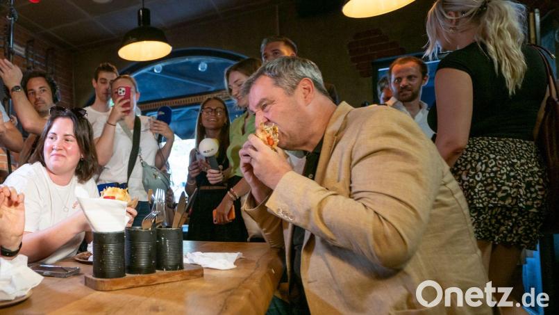 Markus Söder (CSU), Parteivorsitzender und Ministerpräsident von Bayern, hat jetzt seine eigene Döner-Marke. Archivbild: Peter Kneffel/dpa