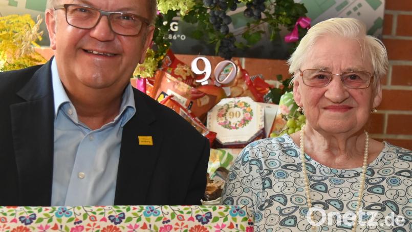 Bürgermeister Martin Preuß gratulierte Margarete Hermann zum 90. Geburtstag. Sie ist damit die älteste Bewohnerin der Jura-Wohnstätten. Bild: gf