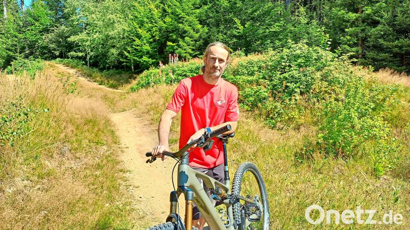 Peter Hanke betreibt zusammen mit Ralph Lambert das&quot; Bullhead House&quot; in Fleckl, am Fuß des Ochsenkopf-Südhangs. Sie bieten ihren Gästen kostenlose Mountainbike-Strecken wie diese an. Der Bikepark wäre aber ein Angebot von einer anderen Größenordnung. Bild: Johannes Pittroff