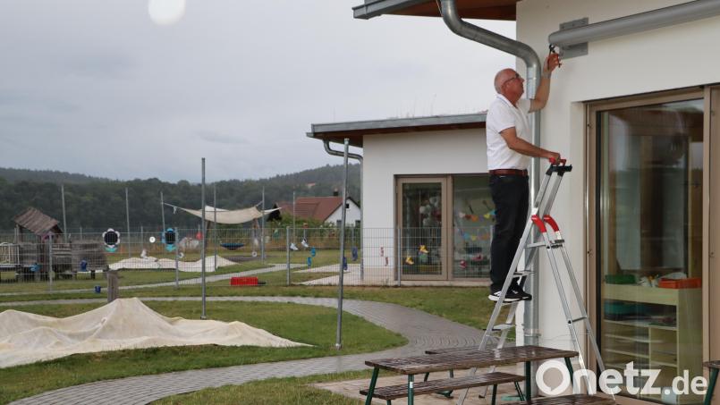 Christian Bauer kümmert sich um die Pflege des Riedener Kindergartens. Zudem ist er im Ehrenamt als Kirchenpfleger auch der bestellte Verwalter der Einrichtung. Bild: mrr
