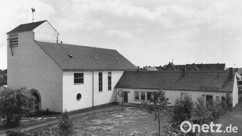 Die Auferstehungskirche (das Foto stammt aus den 1960er Jahren) bekam mit dem Jugendheim Ende der 1950er Jahre einen Anbau. Das Gebäude (im Bild rechts) ist heute Begegnungsort der evangelisch lutherischen Kirchengemeinde in Wiesau. Bild: Archiv Robl