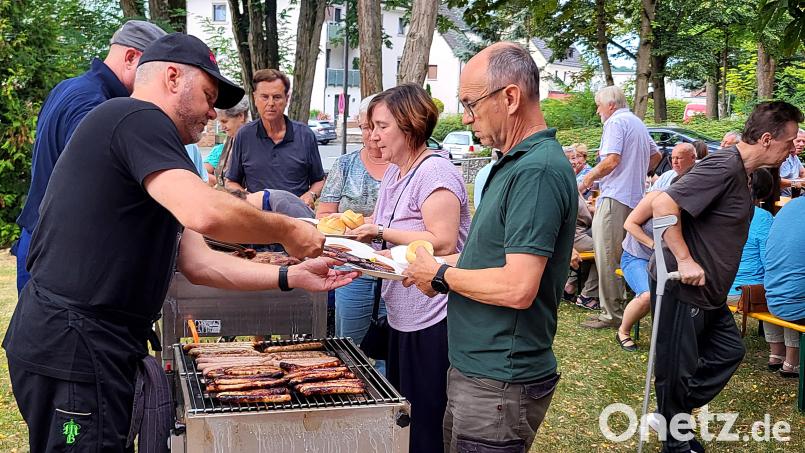 Der Verein &quot;Unter Uns&quot; feierte sein 75-jähriges Jubiläum mit einer Grillparty. Bild: Siegfried Walbrunn