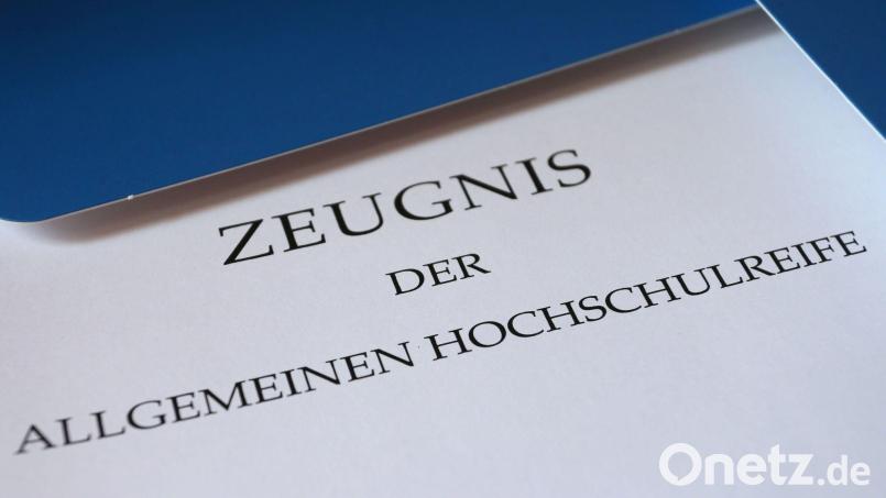 Heuer haben in Bayern nur sehr wenige Gymnasiastinnen und Gymnasiasten Abitur gemacht. (Symbolbild) Bild: Karl-Josef Hildenbrand/dpa