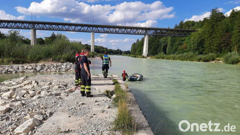Strömungsretter der Feuerwehr zogen das gekenterte Schlauchboot aus der Isar. Bild: -/Berufsfeuerwehr München/dpa