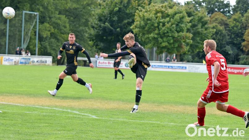 Nico Stark (Mitte) zieht ab: In dieser Szene trifft der Torjäger zwar nicht ins Schwarze, aber mit drei Treffern war Stark der Matchwinner beim 4:3-Sieg des FC Tirschenreuth gegen den TSV Konnersreuth. Bild: Gebert
