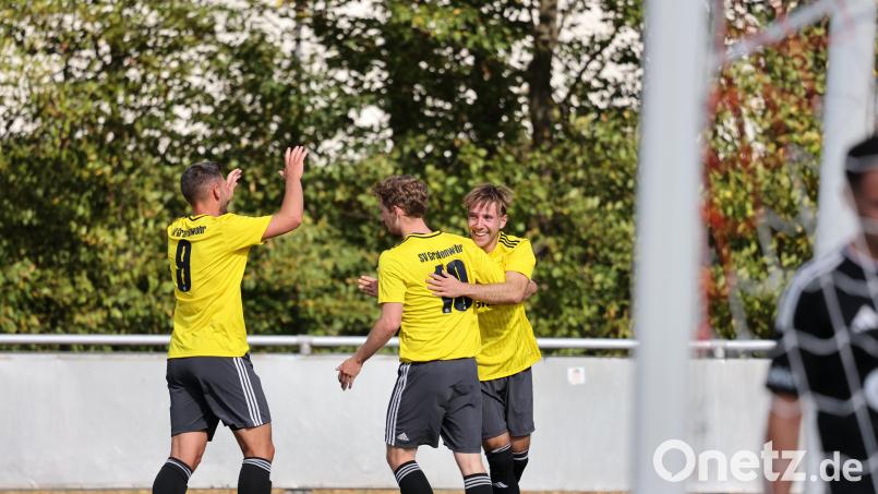 Jubel bei der SV Grafenwöhr: Dreifachtorschütze Luca Reiß (Mitte) wird von Joel Albers (links) und Jenan Kesetovic beglückwünscht. Bild: Dieter Jäschke