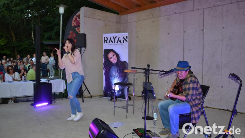 Sängerin Ray.An rockt die Serenade im Generationenpark in Moosbach. Die gebürtige Waidhauserin präsentierte einige Songs von ihrem Album &quot;Hey You&quot;. Bild: gi