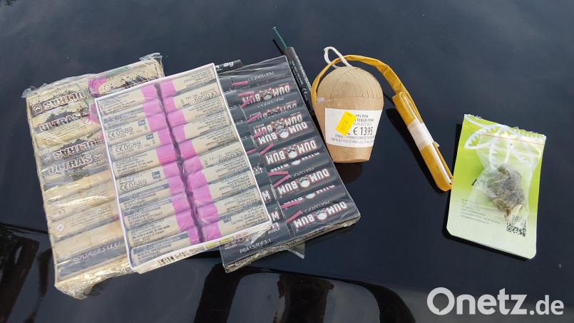 Die beschlagnahmten Feuerwerkskörper und Drogen. Bild: Grenzpolizei Waidhaus