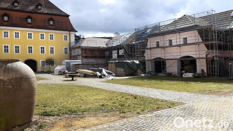 Bei den einzelnen Sanierungsmaßnahmen von Schloss Theuern hatte sich herausgestellt, dass die Entwässerungsleitungen Schäden und Mängel haben. Neben neuen Leitungen wird es auch Bauarbeiten im Innenhof (Bild) geben. So soll das bisherige Granitpflaster durch ein Betonpflaster ersetzt werden. Archivbild: Petra Hartl