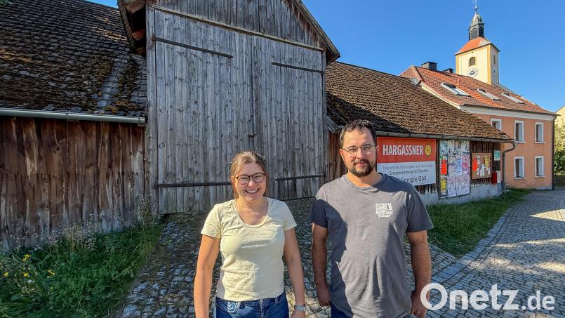 Annika Reich und ihr Bruder Sebastian vor der früheren Hofstelle ihrer Familie. Der Stodl wird abgerissen, in einem Neubau werden die Heizanlage und der Hackschnitzelbunker ihres Nahwärmenetzes für Ehenfeld untergebracht. Bild: Wolfgang Steinbacher