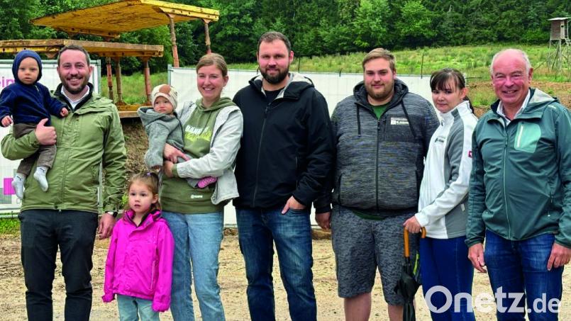 Bürgermeister Roland Strehl (rechts) freut sich gemeinsam mit WoSie-Geschäftsführer Peter-Mario Schäffer (links) und den Familien Ehebauer und Familie Liebl, die Grundstücke gekauft haben, über das neue Wohngebiet Lochnerstraße. Bild: Cornelia Rösch