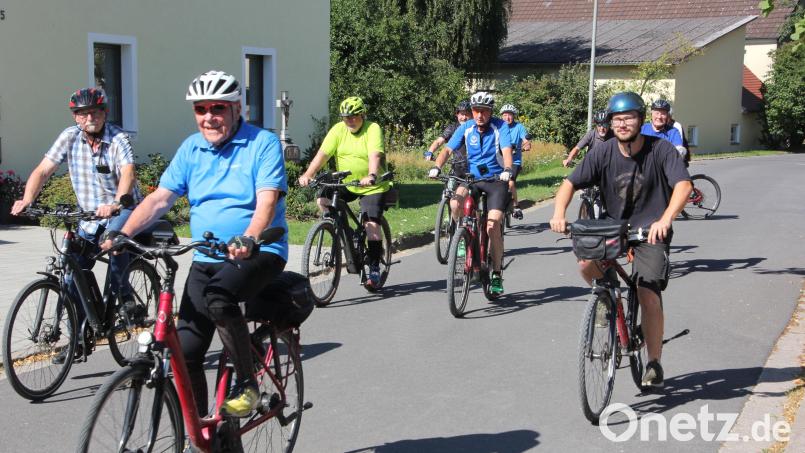 Gisbert Kusche (Zweiter von von links) ist mit 90 Jahren der älteste der &quot;Montagsradler&quot;, die hier gerade durch Kleinsterz fahren. Bild: kro