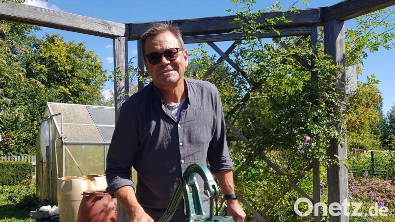 Viel Zeit hat Harald Schlöger im Kreislehrgarten in Mitterteich verbracht. Hier gibt es für Groß und Klein viel zu entdecken. Das Gießwasser wird mit einer Schwengelpumpe aus dem eigenen Brunnen gefördert. Bild: Benkhardt