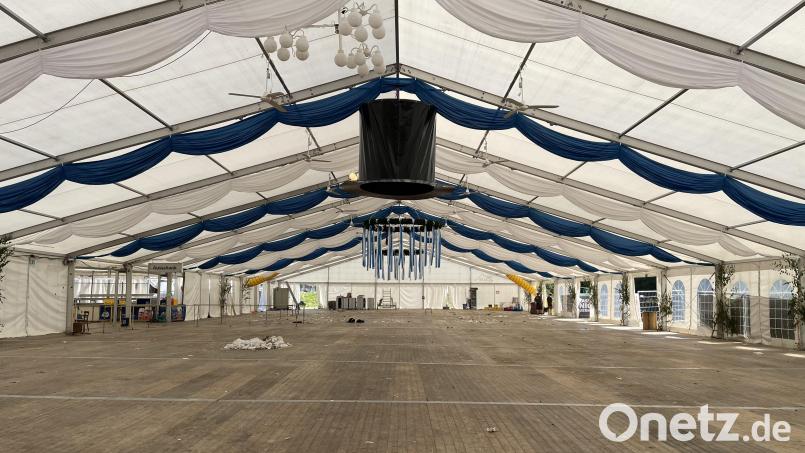 Die Bühne ist abgebaut und das Zelt ist schon fast komplett leer. Bild: Johanna Kopp