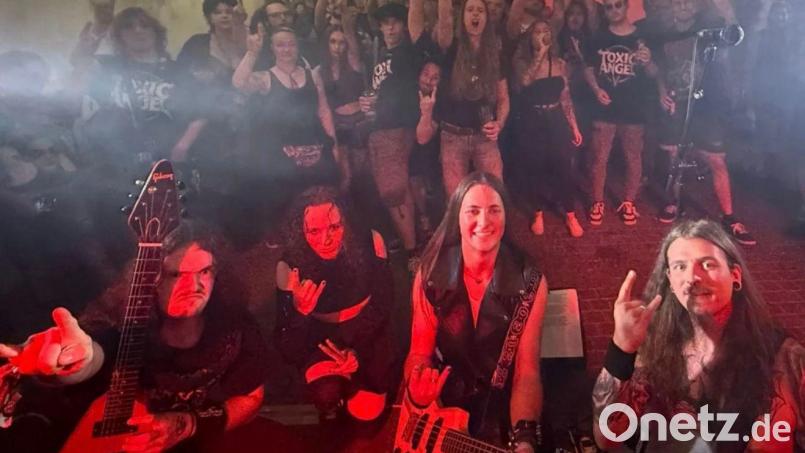 Volles Haus beim Konzert von Toxic Angel im Rock- und Metal-Pub Void in Amberg. Bild: Alfred Herbst/exb