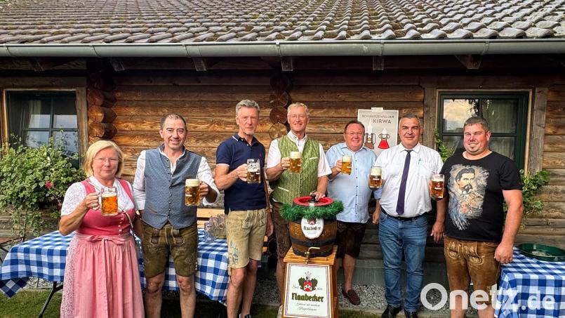 Die Markträte Gabriele Beck und Hubert Piehler stoßen mit Josef Ebnet von den Festbetrieben Böckl, drittem Bürgermeister Karl-Heinz Dausch, Festwirt Gerhard Böckl, Michael Weiler von der Schlossbrauerei Naabeck und Johannes Schießl vom Fischerhof in Asbach bei der Bierprobe an (von links nach rechts). Bild: Tobias Reitmeier