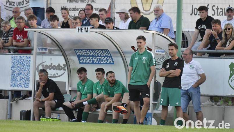Der 1. FC Schlicht mit Trainer Bastian Ellmaier (Dritter von rechts) setzt im Nachholspiel gegen Aufsteiger SF Ursulapoppenricht auf Sieg. Bild: Hubert Ziegler