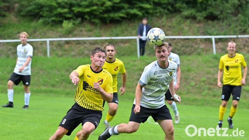 Paul Schmidt (links, Szene aus einem früheren Spiel) vom SV Kauerhof traf beim 11:1 gegen den SV Inter Bergsteig II dreifach. Archivbild: Hubert Ziegler