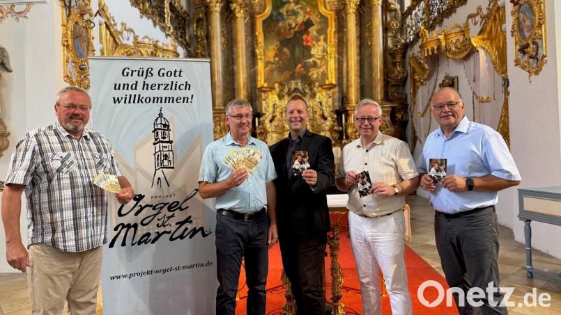 Sind begeistert über die Spendensumme, die bei den beiden Konzerten zusammenkamen (von links): Franz Meier, Vorsitzende des Orgelbauvereins St. Martin, Franz Badura, Treuhänder der Albrecht-Mayer-Stiftung, Dekan Thomas Helm als Hausherr der Schulkirche, Fabian Kern, Referent des Amberger Kulturamtes und Bernhard Müllers als Leiter der Konzertreihe Amberger Orgelmusik. Bild: Bernhard Müllers