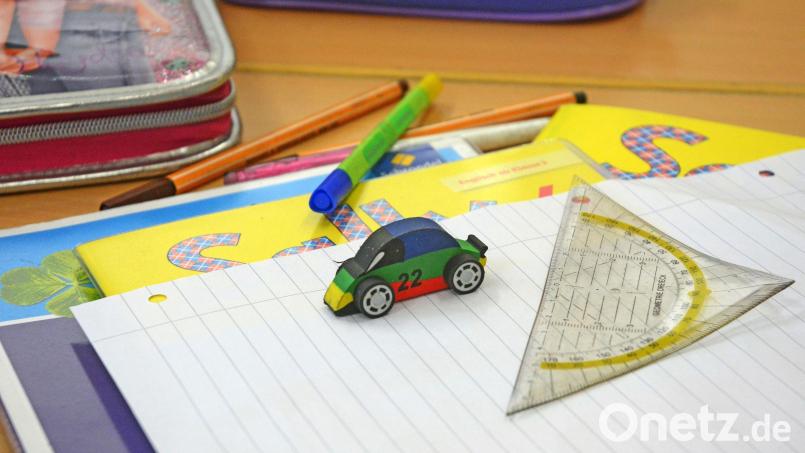 Um Kindern mit Behinderung die schulische Teilhabe zu ermöglichen, gibt es Schulbegleitungen, normalerweise eine 1:1-Maßnahme. Für das Sonderpädagogische Förderzentrum in Sulzbach-Rosenberg soll es nach Willen des Ferienausschusses des Landkreises Amberg-Sulzbach künftig eine Poollösung geben. Symbolbild: Gabi Schönberger