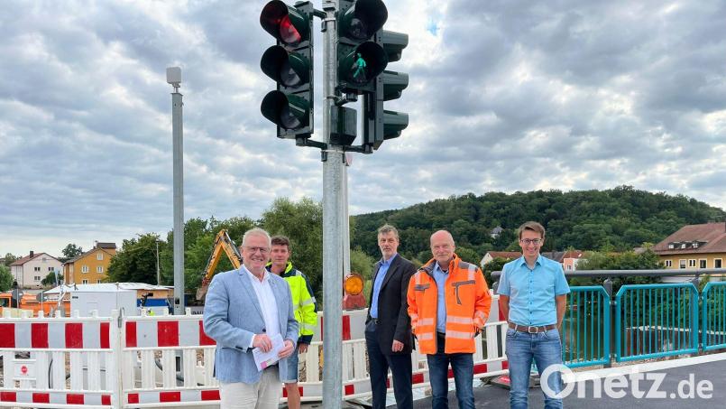 Die neue Fußgängerampel an den neuen Naabbrücken soll für mehr Sicherheit sorgen. Bild: Andreas Hofmeister/Stadt Schwandorf
