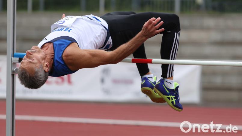 Weltrekordhalter Manfred Ziegler vom TB Weiden siegt in Gotha im Hochsprung. Bild: Theo Kiefner