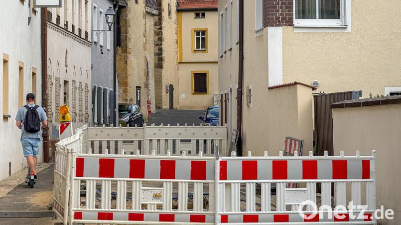 In der Fronfestgasse klafft ein großes Loch im Boden. Grund dafür war ein Wasserrohrbruch. Bild: Wolfgang Steinbacher
