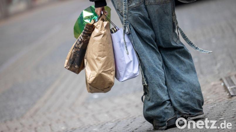 Die Menschen in Deutschland scheuen zurzeit eher größere Anschaffungen, weil sie sich Sorgen um ihren Job machen. (Symbolbild) Bild: Thomas Banneyer/dpa