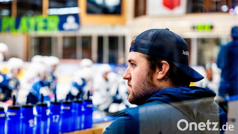 Der neue Arbeitsplatz von Videocoach Lucca Wenzl ist bei den Spielen der Blue Devils Weiden künftig direkt an der Bande. Bild: Elke Englmaier