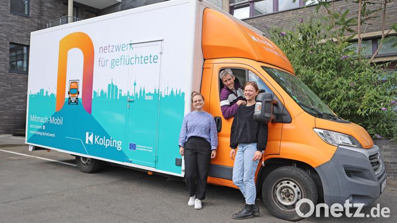 Interkulturelle Woche in Amber: Das neu gestaltete Kolping-Mitmach-Mobil mit Team. Bild: Friederike Nehrkorn