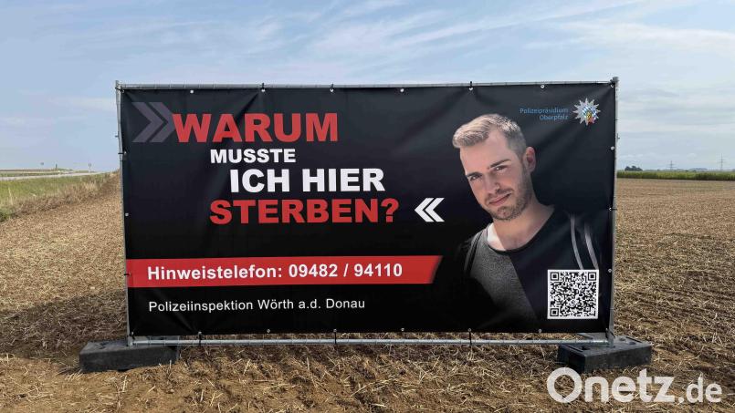 Das aufgestellte Banner an der Unfallstelle soll neue Hinweise bringen. Bild: PP Oberpfalz/Bäumler