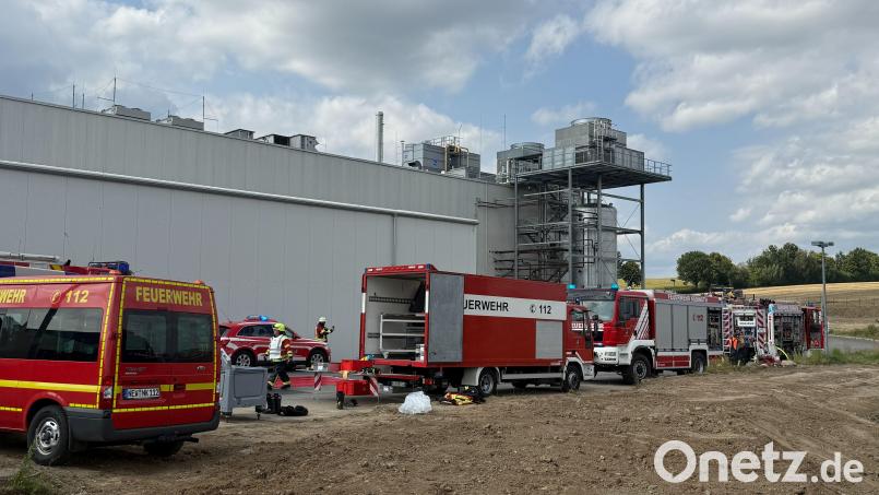 Ein Großaufgebot an Feuerwehren und BRK-Kräften war am Mittwoch im Einsatz, nachdem bei der Firma Ponnath in Kemnath Ammoniak ausgetreten war. Bild: rw