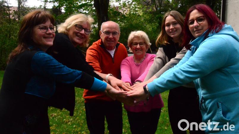 Haben sich in 2024 als Familienpaten ausbilden lassen (von links): Otilia Laskovska, Richard und Christa Christl, Sophia Neubauer sowie Kathrin Walter. Bettina Hahn (Zweite von links) ist Geschäftsführerin und pädagogische Leiterin des Evangelisches Bildungswerk Oberpfalz. Archivbild: Kunz