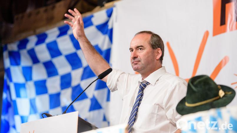 Hubert Aiwanger, Wirtschaftsminister und Landesvorsitzender der Freien Wähler in Bayern, hier in Gillamoos wird bei der Köferinger Kirwa sprechen. Archivbild: Matthias Balk/dpa