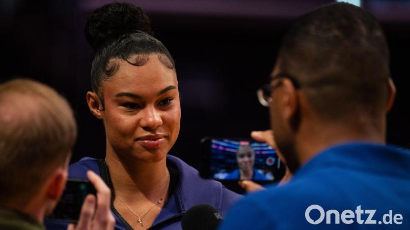 Satou Sabally spricht vor dem Spiel mit Journalisten. Bild: Maximilian Haupt/dpa