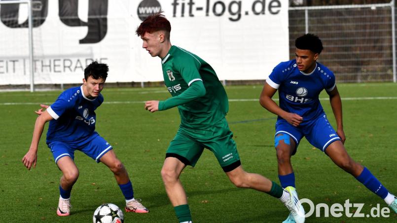 Immer nahe dran am Gegenspieler: Für die höherklassig spielenden Juniorenmannschaften der SpVgg SV Weiden beginnt am Sonntag die neue Landesliga-Saison. Sowohl die A- als auch die B-Junioren empfangen dabei die Mannschaften des SV Raigering. Das Spiel zeigt eine Szene aus einem Spiel der B-Jugend gegen die SGV-Nürnberg-Fürth in der vergangenen Spielzeit. Bild: Dagmar Nachtigall