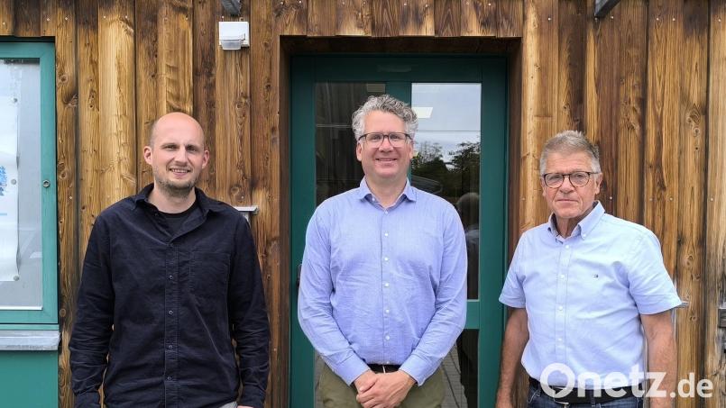 Matthias Weig (links) ist neuer stellvertretender Leiter des Forstbetriebs Schnaittenbach. Sein Vorgänger Klaus Bichlmaier (rechts) verabschiedet sich in den Ruhestand. In der Mitte Forstbetriebsleiter Philipp Bahnmüller. Bild: Christine Kiener/Bayerische Staatsforsten