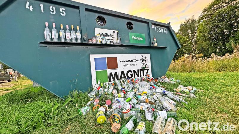 Ein bizarrer Anblick, der von Leergut umflutete Glascontainer in einem regelrechten &quot;Idyll&quot; am Stadelweg in Waldershof. Bild: Matthias Bäumler