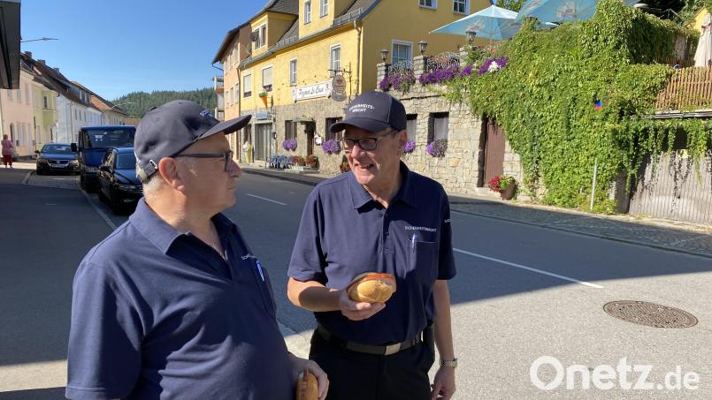 Eine kleine Stärkung muss sein: Schließlich legen Ernst Winkler und Norbert Schopper (rechts) auf ihren Streifen zu Fuß um die zehn Kilometer zurück. Bild: Sebastian Böhm (sbö)
