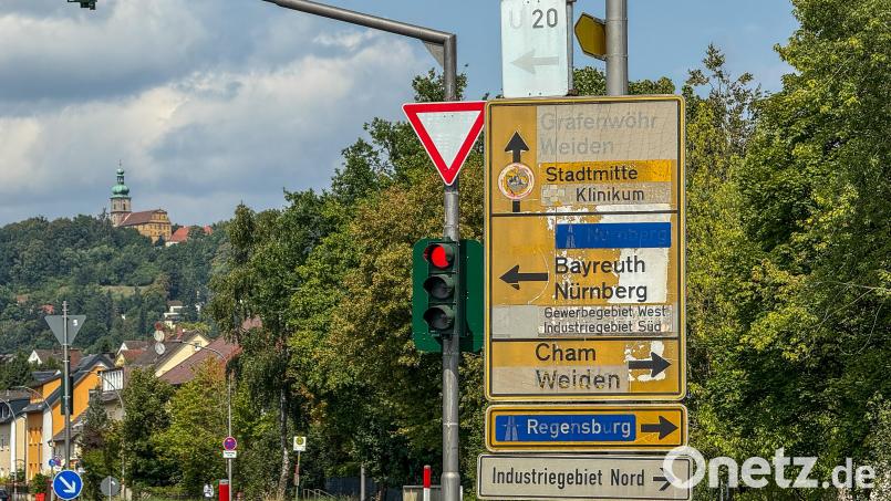 Dieses Verkehrszeichen in Amberg auf der Drahthammerkreuzung hat offensichtlich schon bessere Tage gesehen. Eine Erneuerung wird aber noch bis mindestens nächstes Jahr dauern. Warum, das erklärt die Pressestelle der Stadt Amberg. Bild: Wolfgang Steinbacher