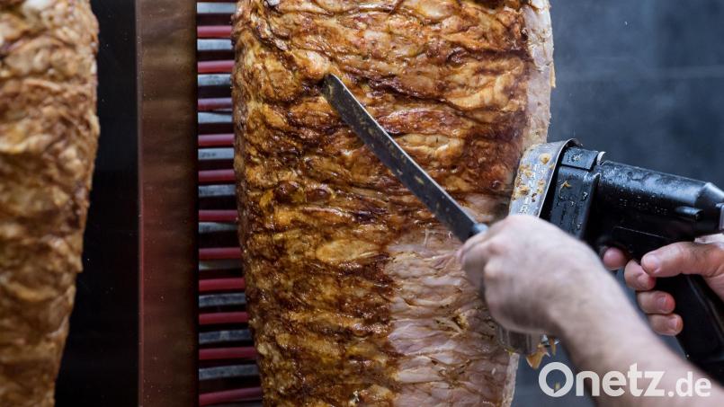 Eigentlich sollten die Spieße gegrillt werden - nach dem Unfall landeten sie auf der Autobahn. (Symbolbild) Bild: Sven Hoppe/dpa