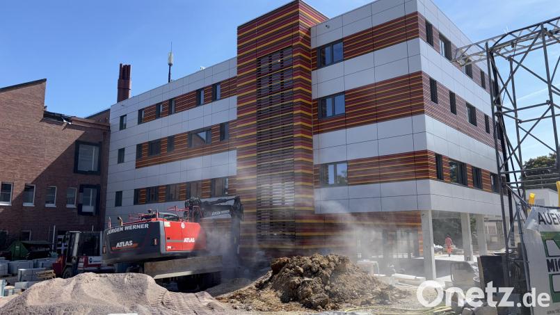 Ein gewaltiger Neubau schließt sich jetzt im Westen an den Bestandskörper an. Bild: ge