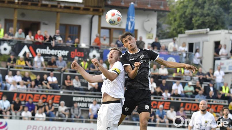 Am Freitag (19 Uhr) geht es für Jonas Schwindl (rechts) und die DJK Gebenbach schon wieder um Bayernliga-Punkte. Dann ist 28 Stunden nach der Partie gegen die SpVgg Bayern Hof der SC Eltersdorf zu Gast. Bild: Hubert Ziegler