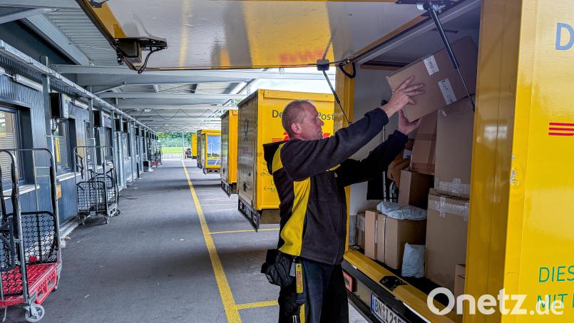 Amer Helja belädt sein Fahrzeug mit Paketen. Der 46-Jährige kommt ursprünglich aus Bosnien-Herzegowina und arbeitet seit sechs Jahren bei der Deutschen Post in Amberg. Mittlerweile ist er einer von drei Teamleitern. Bild: Stephan Huber